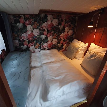 Houseboat Holiday Apartments Ротердам Стая снимка