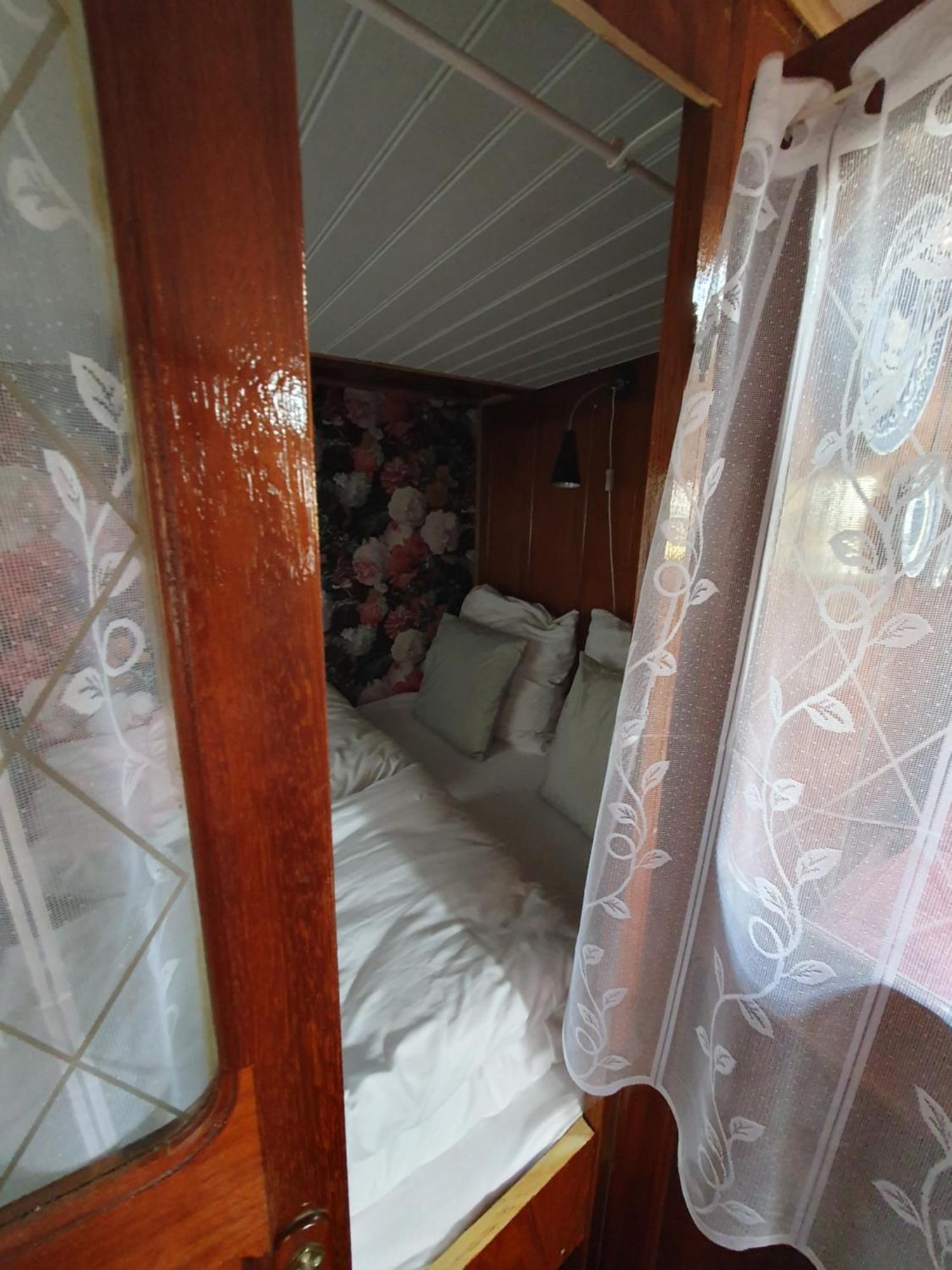 Houseboat Holiday Apartments Ротердам Стая снимка