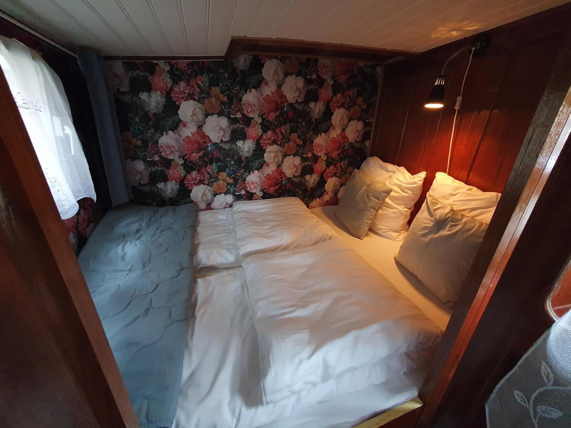 Houseboat Holiday Apartments Ротердам Стая снимка